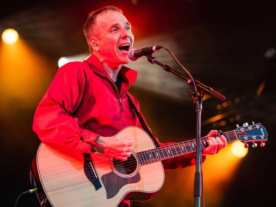 Stuart-Murdoch-performing-live@1400x1050
