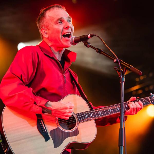 Stuart-Murdoch-performing-live@1400x1050