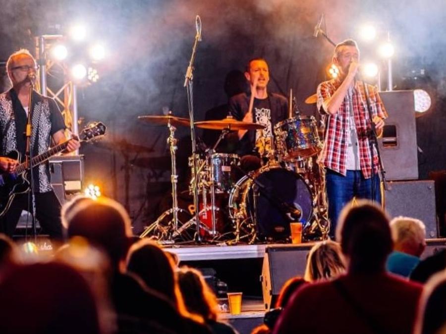 skimmitty-hitchers-gig