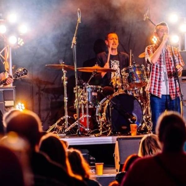 skimmitty-hitchers-gig