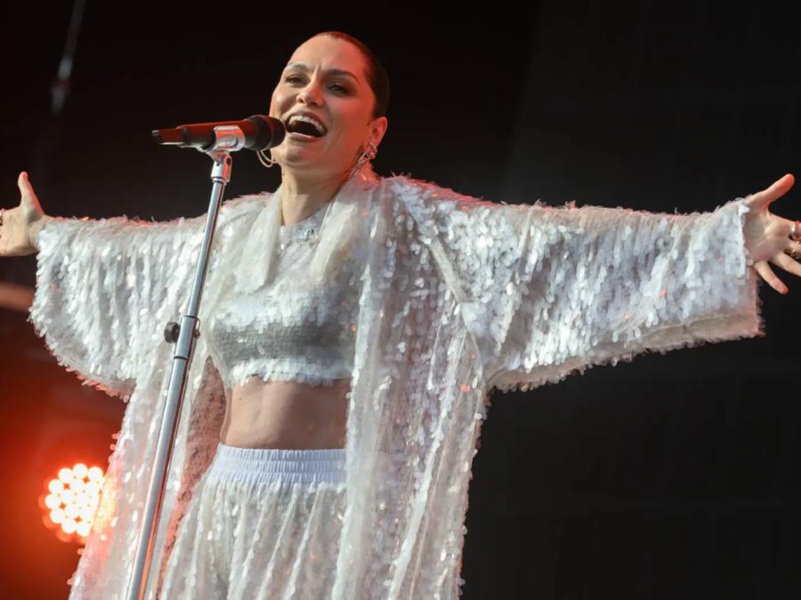 jessie-j-returns-stage