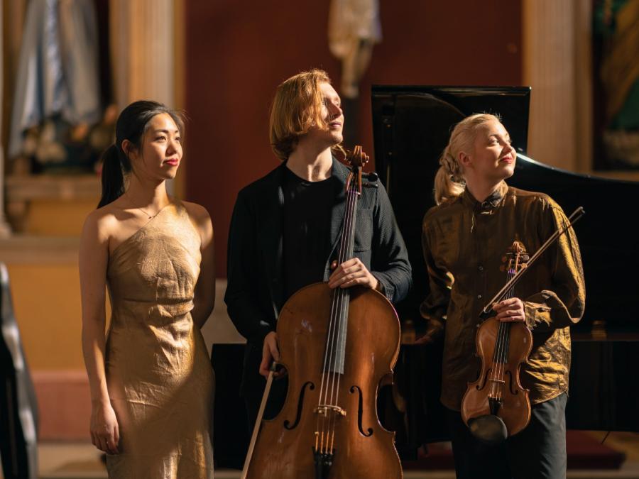 Trio headshot 7 (photo_ Carlos Alvar)