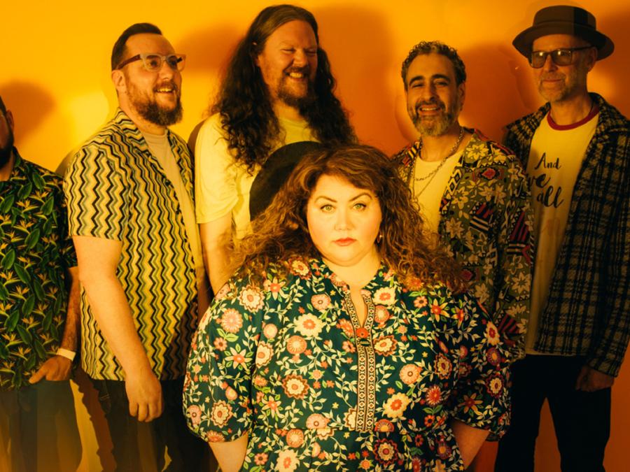 Rioghnach Connolly & Honeyfeet - 1800 x 900